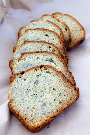 Easy Banana Bread Recipe on http://www.theculinarylife.com