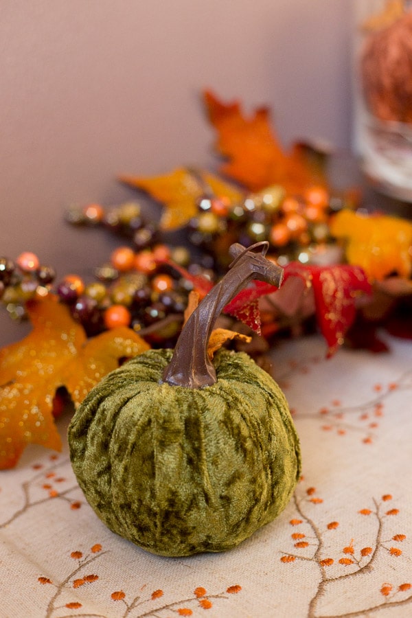 Velvet Pumpkin -- Thanksgiving Table Decor Tablescapes on https://fearlessfresh.com